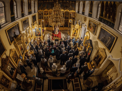 Люди в храме