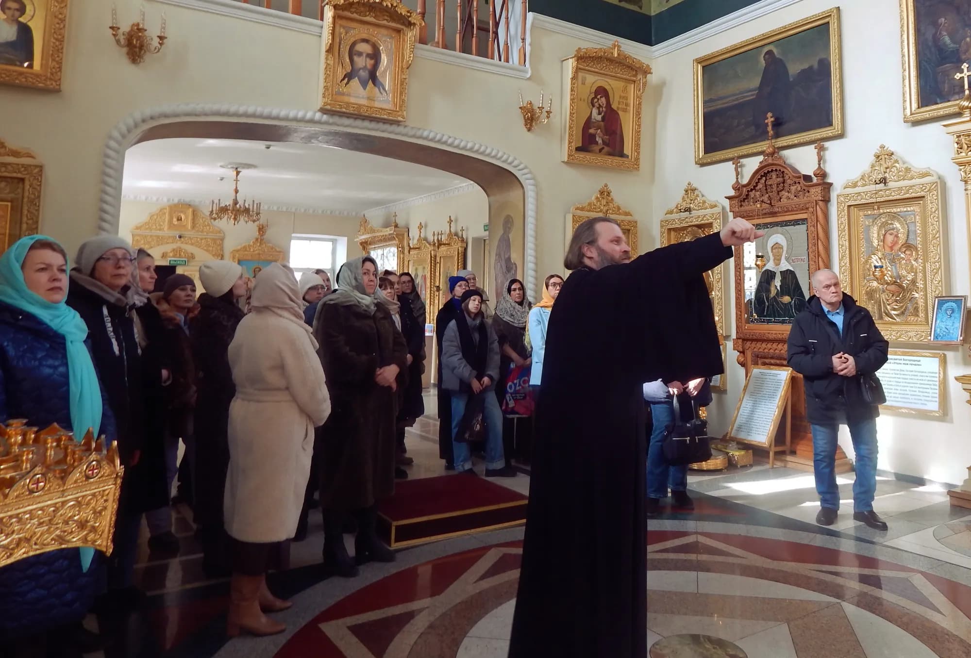 Гости на экскурсии в соборе