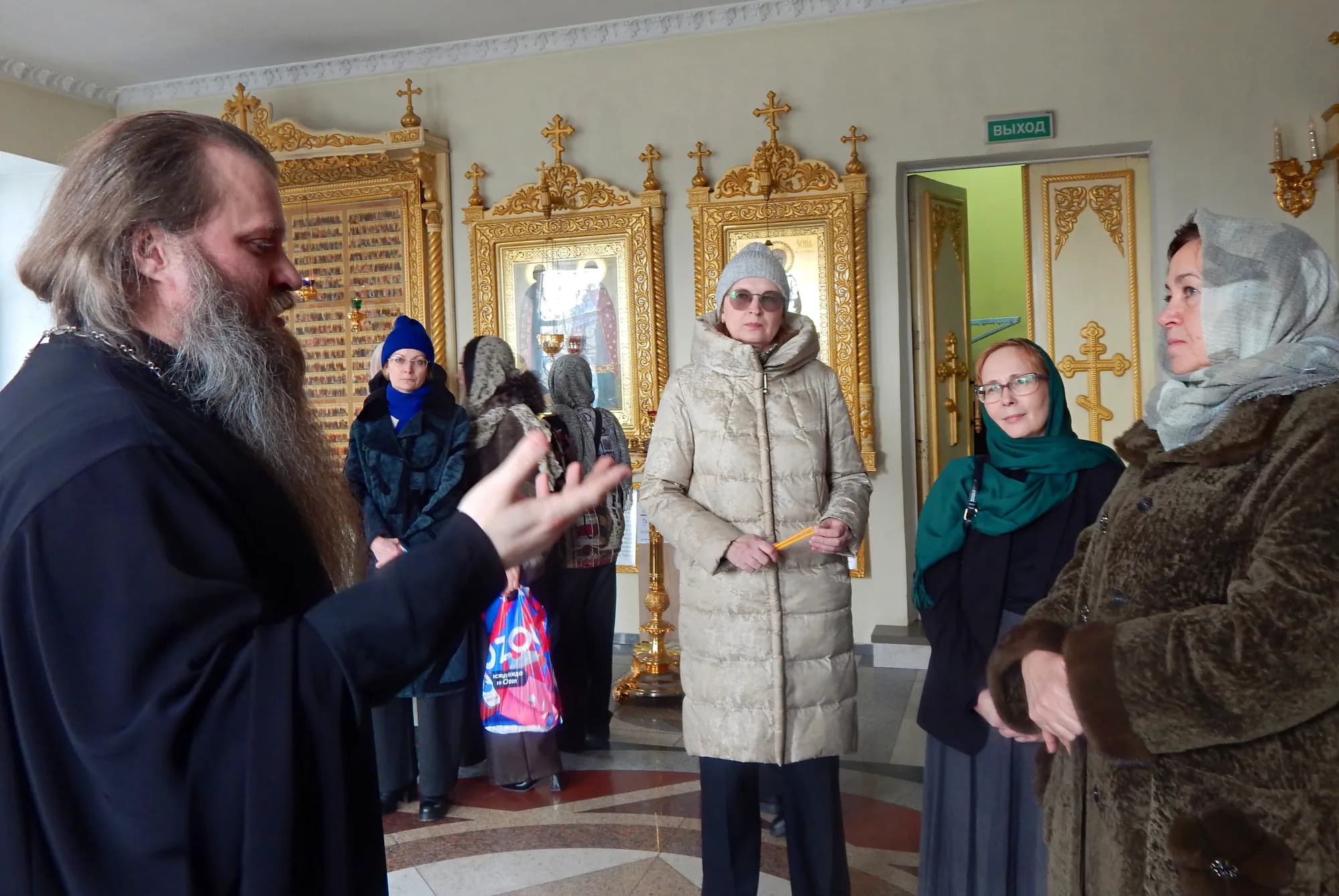 Посетители на экскурсии по собору