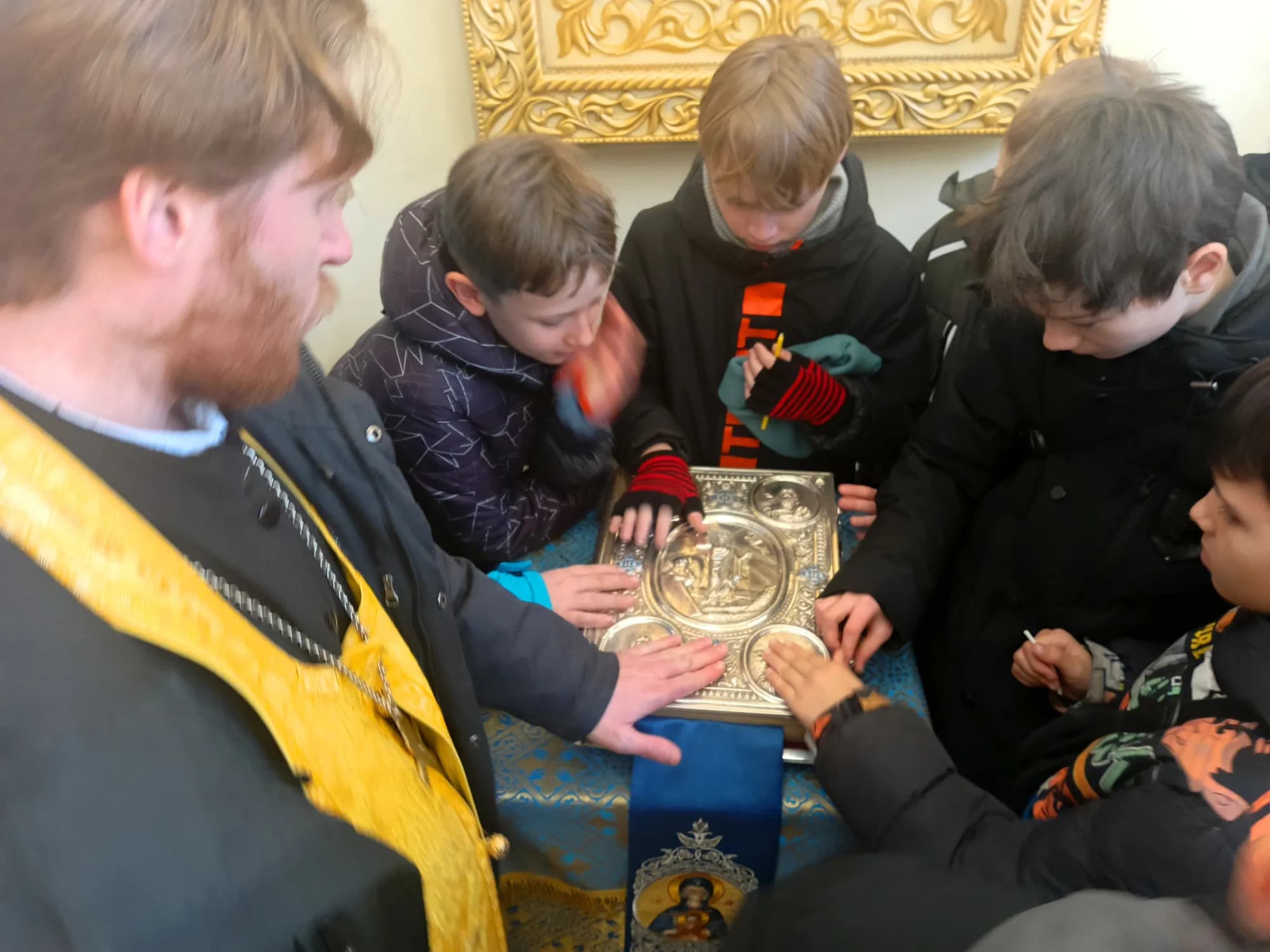 Экскурсионная группа в храме