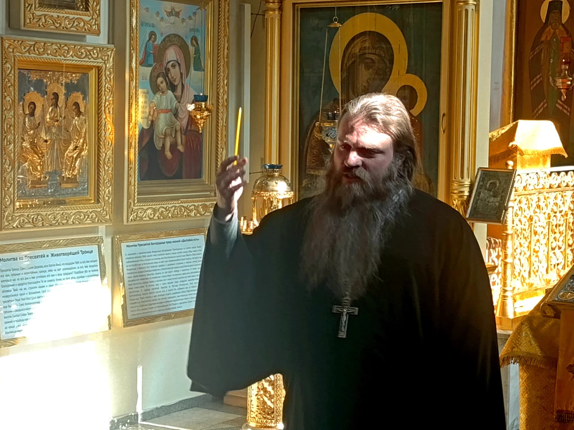 Гости собора во время экскурсии