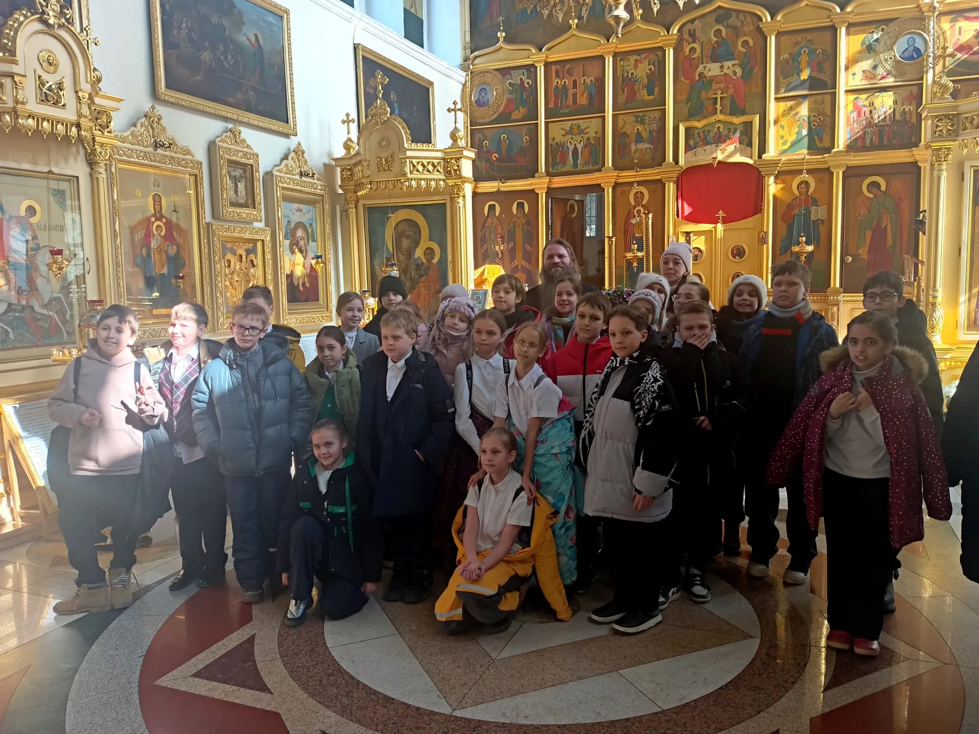 Участники экскурсии в соборе