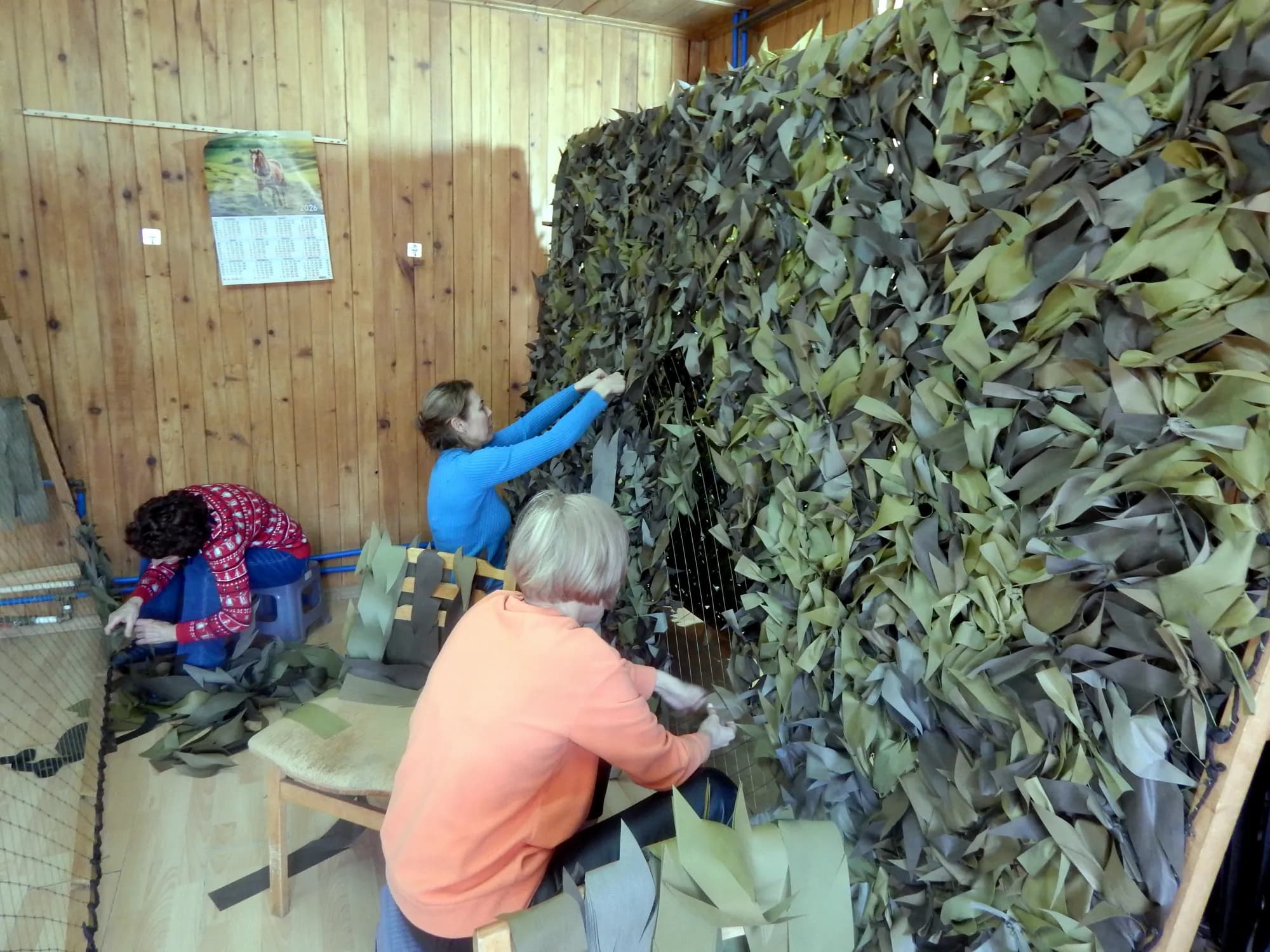 Добровольцы плетут маскировочные сети